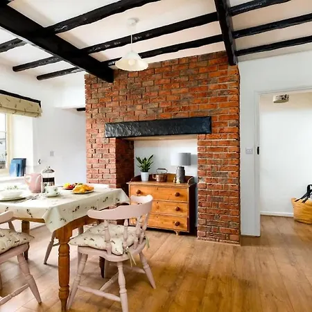 Yew Tree Farm Sleeps 4 *